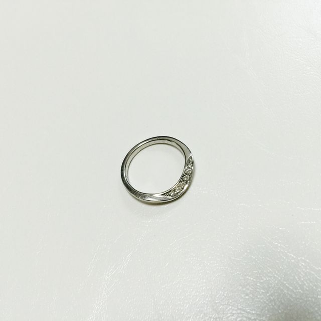 【LUCIE(ルシエ)の口コミ】 シンプルで女性らしい曲線のデザイン、さりげないダイヤモンドが気に入り…