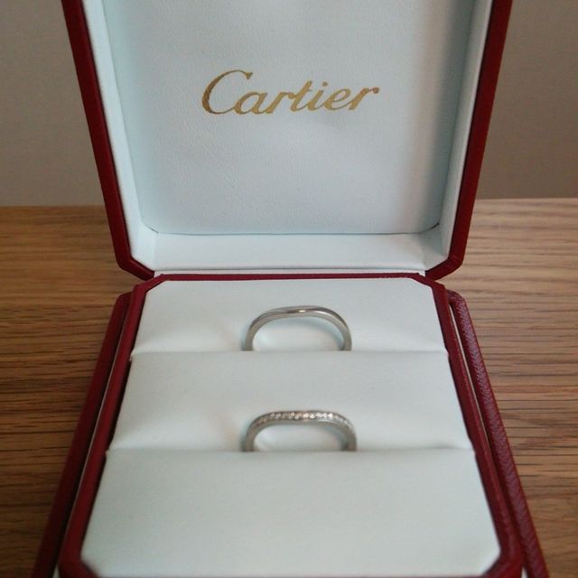 【カルティエ(Cartier)の口コミ】 結婚指輪を探していた当初はシンプルなものをと考えていましたが、色々見…