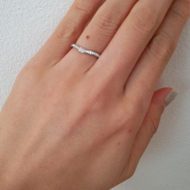 【カルティエ(Cartier)の口コミ】 結婚指輪を探していた当初はシンプルなものをと考えていましたが、色々見…