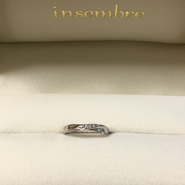 【insembre(インセンブレ)の口コミ】 彼女の細い指にもとてもよく似合うデザインで、特に散りばめられたダイヤ…