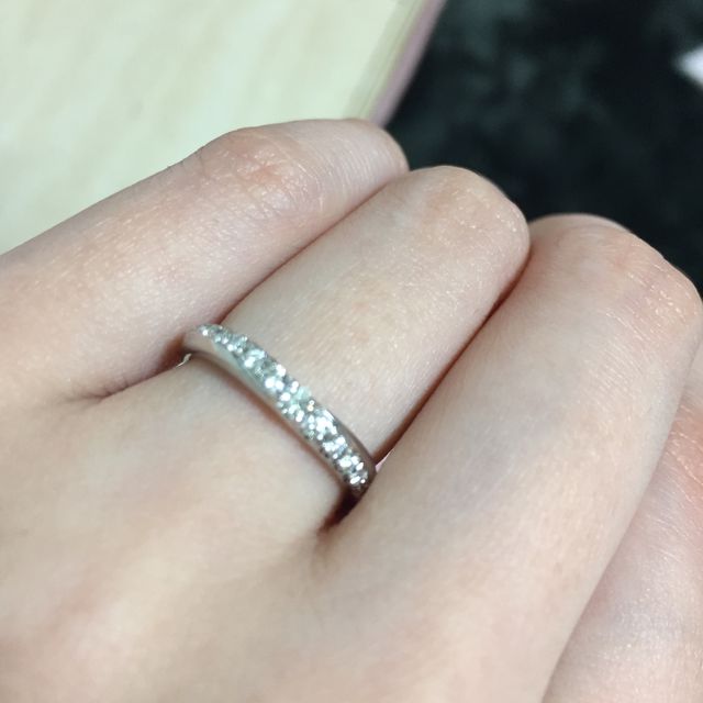 【銀座ダイヤモンドシライシの口コミ】 ストレートですがななめにダイヤモンドが半面敷き詰められていて
7色に輝…