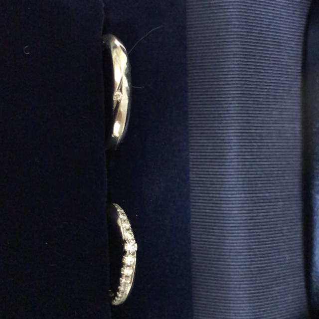 【銀座ダイヤモンドシライシの口コミ】 ストレートですがななめにダイヤモンドが半面敷き詰められていて
7色に輝…