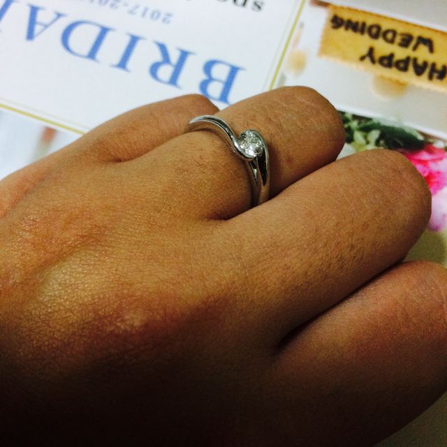 【銀座ダイヤモンドシライシの口コミ】 立て爪だと引っ掛けそうだし結婚指輪と重ねて付けたいから邪魔になりそう…