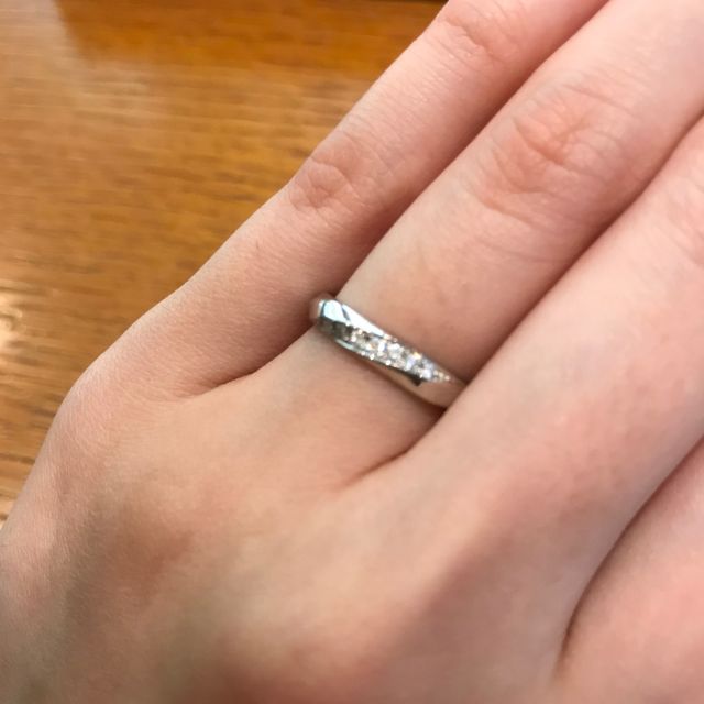 【アネリディギンザ(ANELLI DI GINZA)の口コミ】 プラチナで、ストレートでダイヤが斜めにあしらわれているのもを探してお…