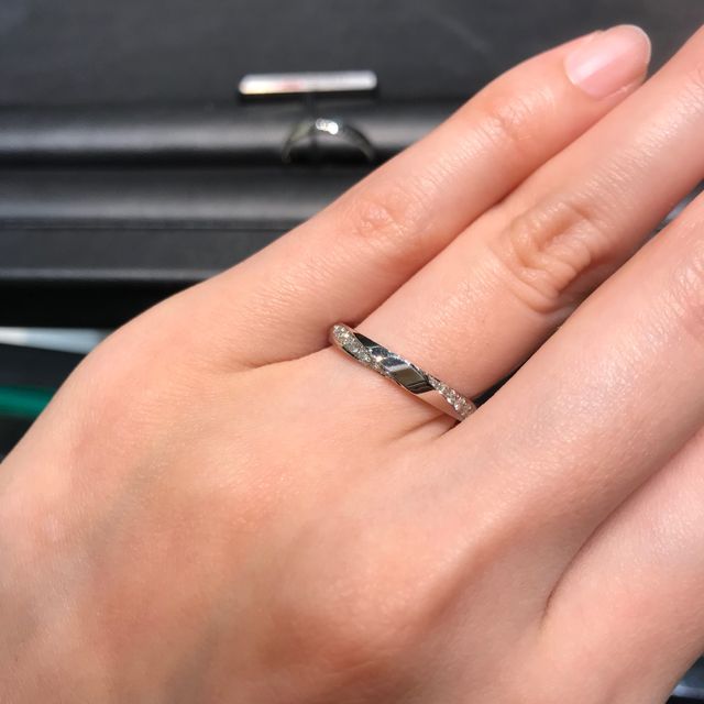 【ラザール ダイヤモンド(LAZARE DIAMOND)の口コミ】 変わったデザインで、ストレートなのにウェーブっぽいデザインが入ってお…