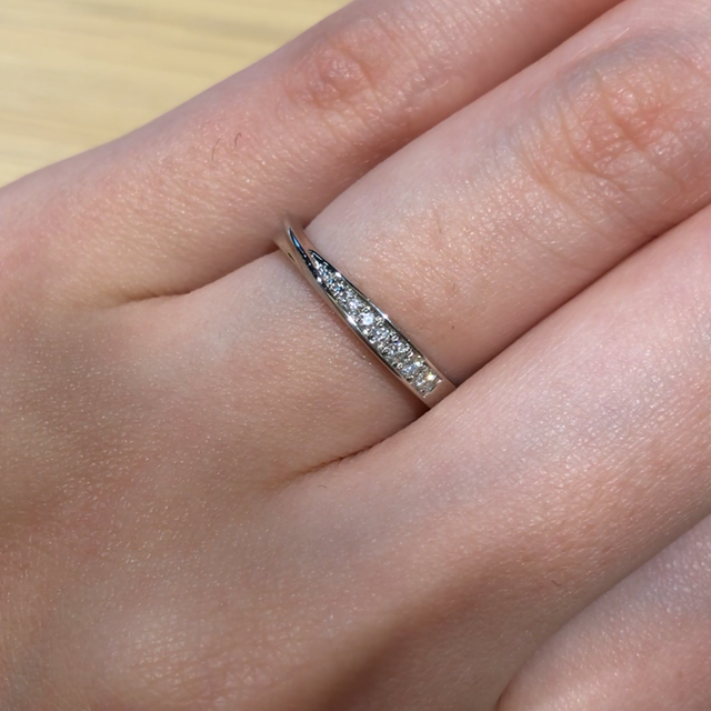 【ROYAL ASSCHER(ロイヤル・アッシャー)の口コミ】 ストレートのリングなのに、ゆるやかに斜めのウェーブのデザインが施され…