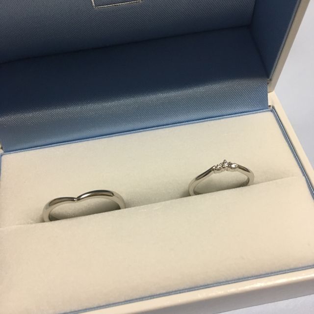 【GALA JEWELRY(ガラジュエリー)の口コミ】 V字デザインは指が綺麗に見えるということと、細いデザインが華奢で可愛く…