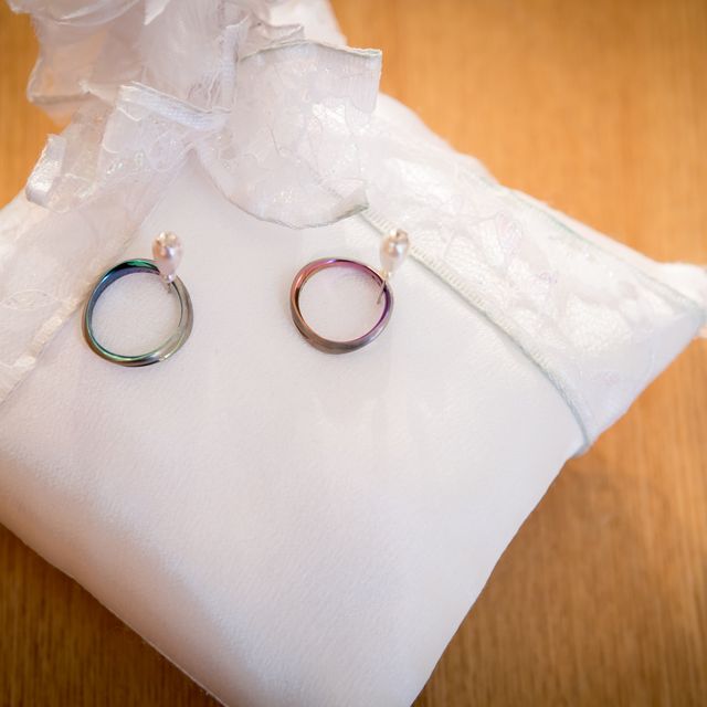 【SORA(ソラ)の口コミ】 互いに指が太くてふっくらした手なので、流線型の指輪がしっくりくると思…