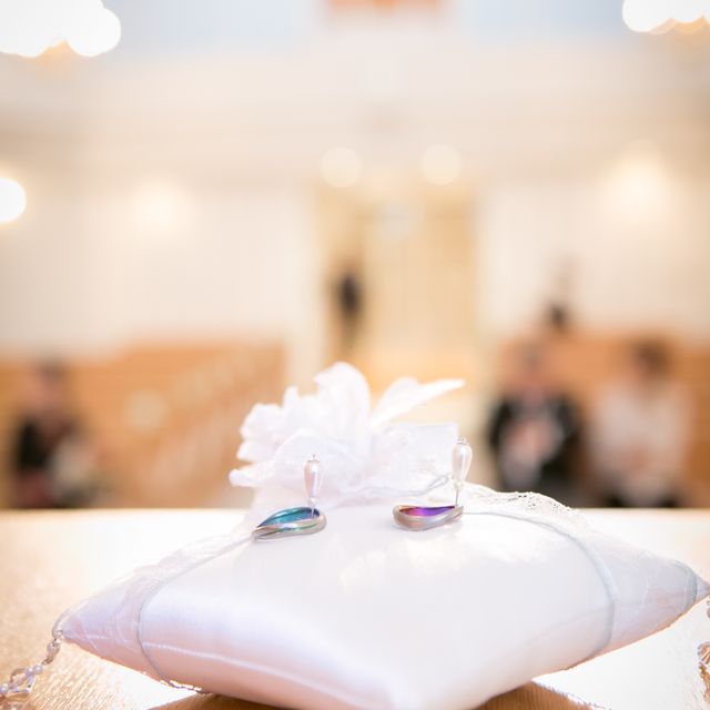 【SORA(ソラ)の口コミ】 互いに指が太くてふっくらした手なので、流線型の指輪がしっくりくると思…