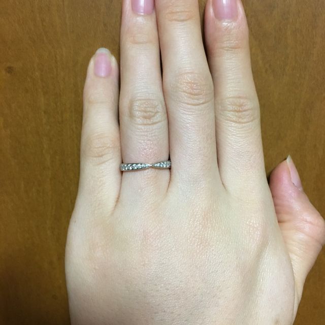 【ティファニー(Tiffany & Co.)の口コミ】 婚約指輪がティファニーのソレストだったので、同じブランドで重ね付けし…