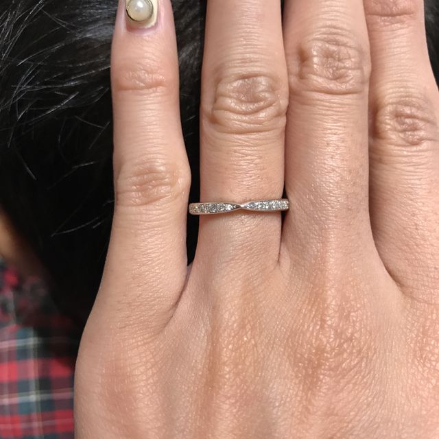 【銀座ダイヤモンドシライシの口コミ】 真ん中のキュッと締まってるのが
リボンみたいで可愛くて
ダイヤもたくさ…