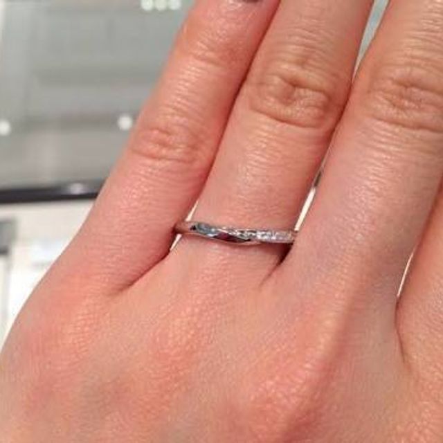 【俄(にわか)の口コミ】 結婚指輪が派手すぎず、シンプル過ぎないところが気に入りました。あと、…