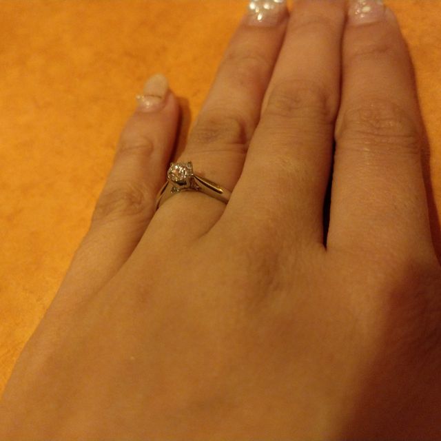 【エクセルコダイヤモンド(EXELCO DIAMOND)の口コミ】 婚約指輪ですが、二人で一緒に決めて購入しました。
ズバリ決めては、値段…
