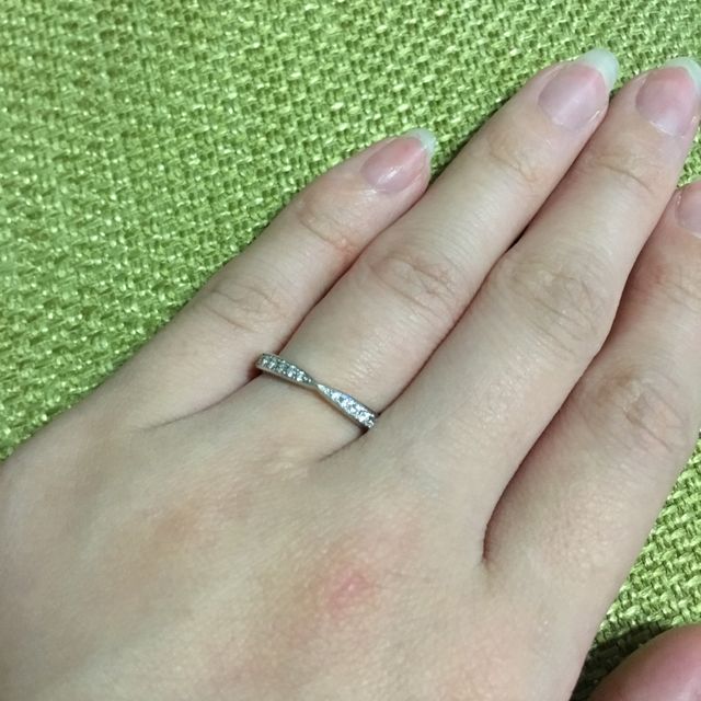 【銀座ダイヤモンドシライシの口コミ】 ハーフエタニティで探していたのですが、このリングのデザインが可愛く、…
