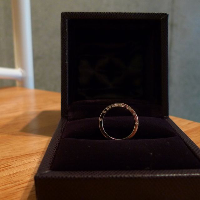 【ブシュロン(BOUCHERON)の口コミ】 上から見るとシンプルなプラチナリングですが、側面にダイヤが13粒（シャ…