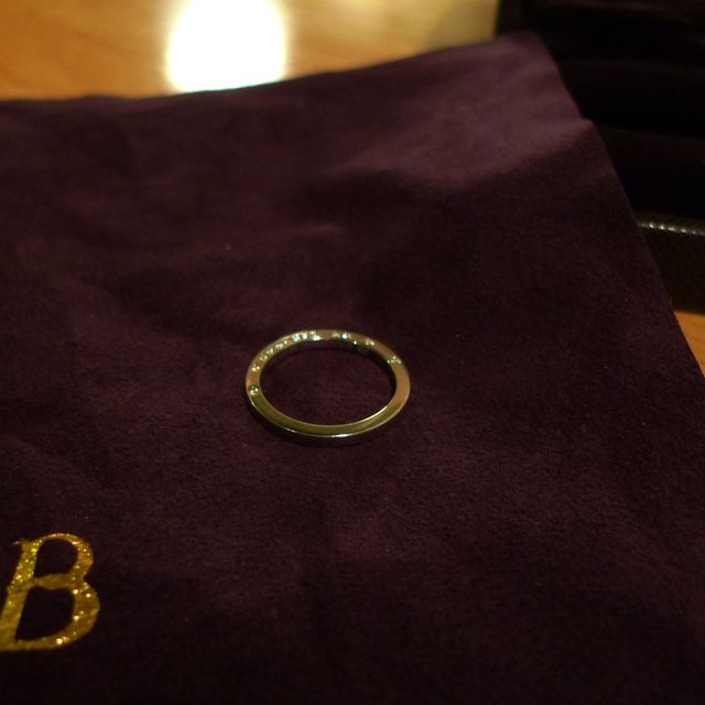 【ブシュロン(BOUCHERON)の口コミ】 上から見るとシンプルなプラチナリングですが、側面にダイヤが13粒（シャ…