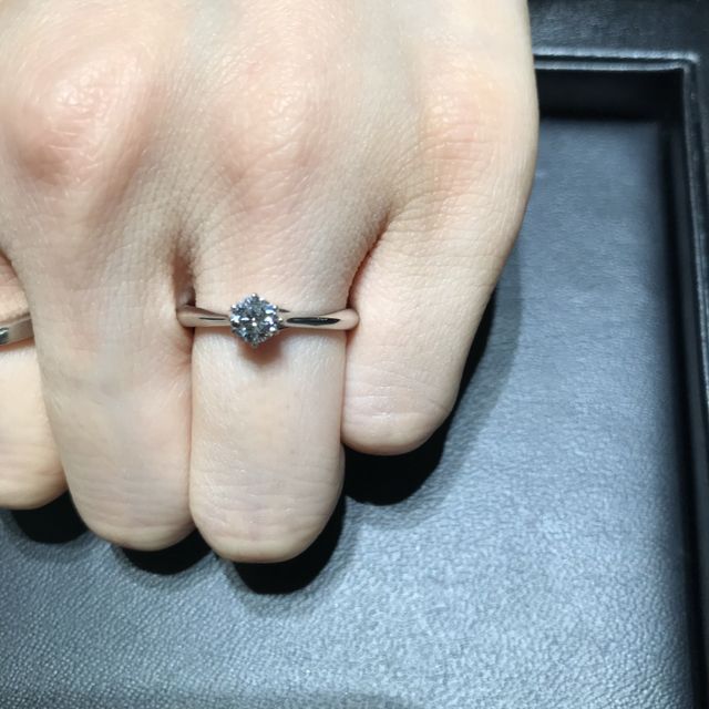 【ラザール ダイヤモンド(LAZARE DIAMOND)の口コミ】 一石が本当に綺麗に輝く指輪で、一目惚れでした。
サイドビューに埋め込ま…