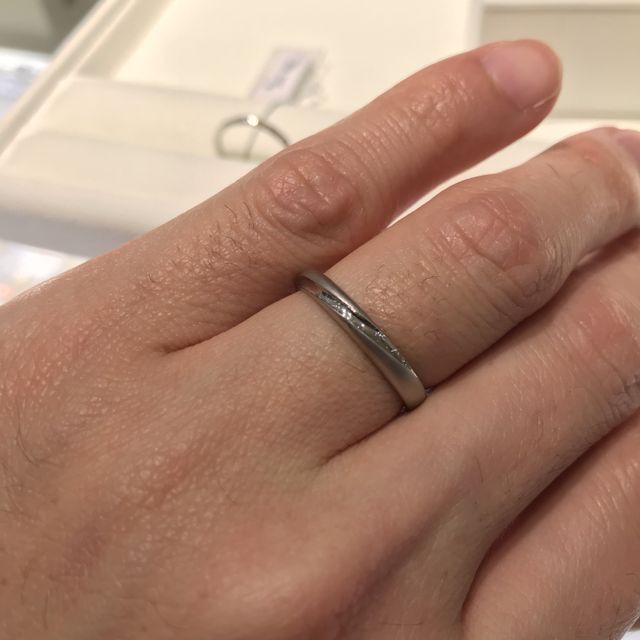 【festaria bijou SOPHIA(フェスタリア ビジュソフィア)の口コミ】 奥さんとペアで指輪をみにいきました。
こちらの指輪は、ストレートなデザ…
