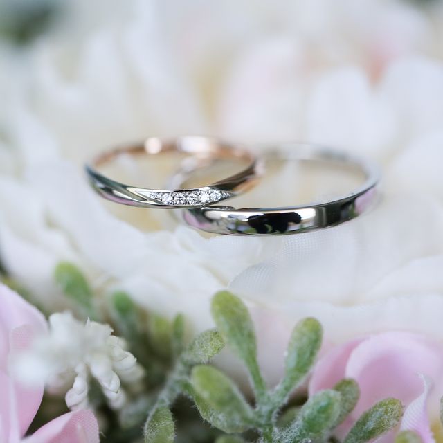 【俄(にわか)の口コミ】 シンプルで指や肌になじみ毎日つけて違和感がなく、でも指輪の側面に花び…