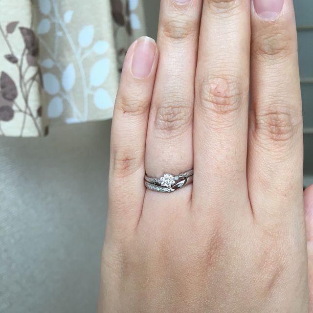 【GALA JEWELRY(ガラジュエリー)の口コミ】 ダイアが8個も入っていて綺麗だったのと、婚約指輪と重ねた時に大きさがぴ…