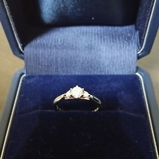 【銀座ダイヤモンドシライシの口コミ】 指輪を横から見た感じがかなり気になって、4件周りました。他に結婚指輪を…