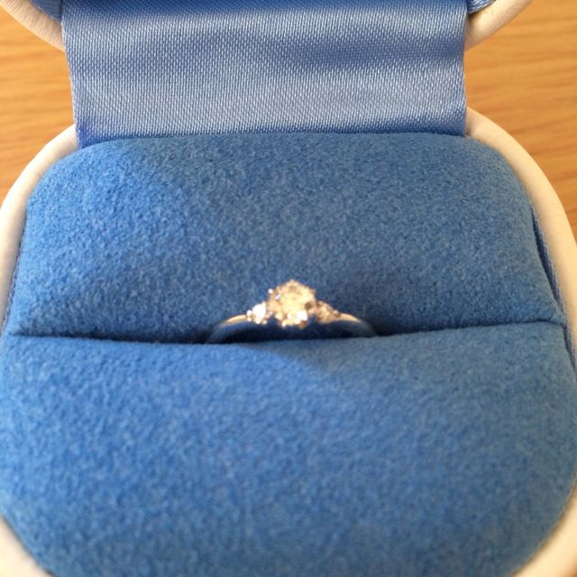 【銀座ダイヤモンドシライシの口コミ】 ダイヤの輝きで指が美しく見えるデザインだったからです。ダイヤも３つ付…