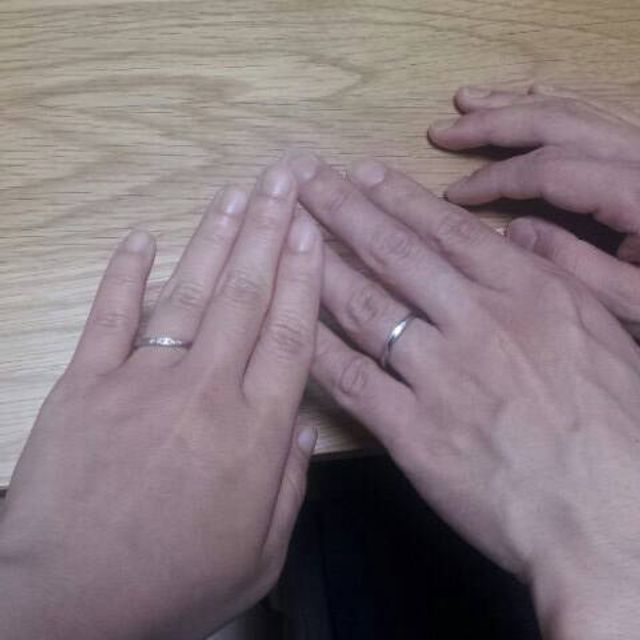 【ラザール ダイヤモンド(LAZARE DIAMOND)の口コミ】 自分のふっくらした指でもほっそり見えるように、右から左へ少し傾いてい…