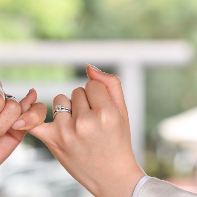 【ティファニー(Tiffany & Co.)の口コミ】 立て爪のデザインではなく、パヴェタイプの婚約指輪を検討していました。
…