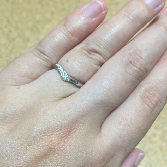 【Something Blue(サムシングブルー)の口コミ】 婚約指輪と一緒につけるのに合うものを探していました。この指輪はVの字に…