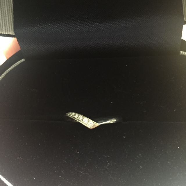 【Something Blue(サムシングブルー)の口コミ】 婚約指輪と一緒につけるのに合うものを探していました。この指輪はVの字に…