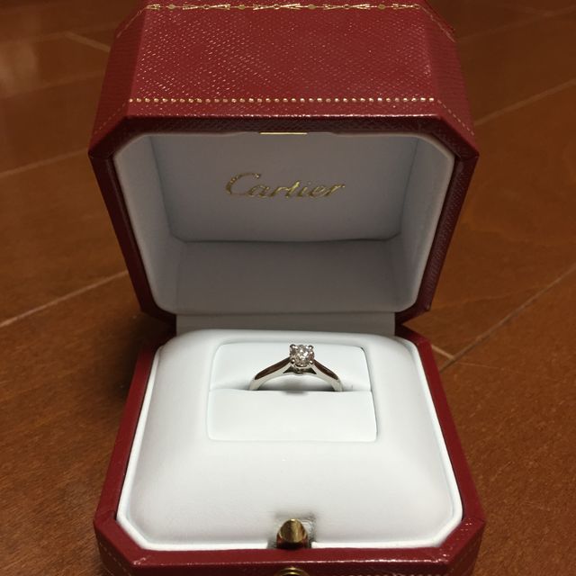 【カルティエ(Cartier)の口コミ】 シンプルで飽きのこないデザインの婚約指輪を探していました。1粒ダイアの…