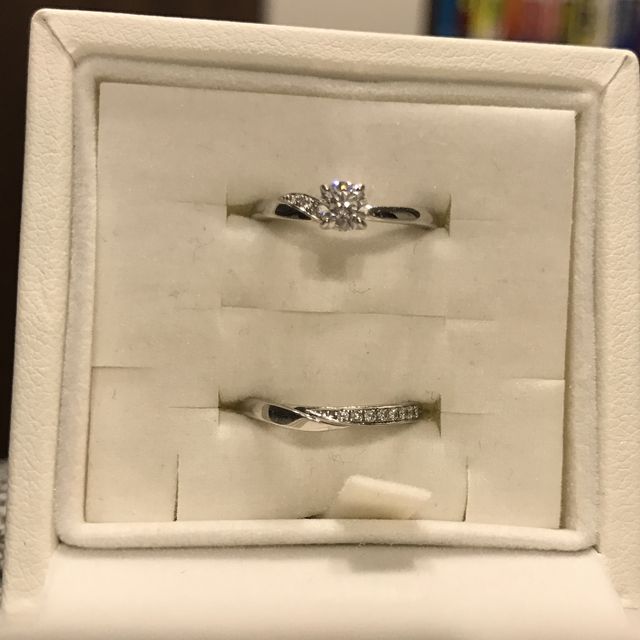 【俄(にわか)の口コミ】 結婚指輪と婚約指輪を重ね付けして使えるものがいいと思い、ネットで俄の…