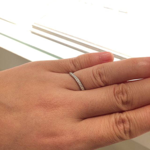 【festaria bijou SOPHIA(フェスタリア ビジュソフィア)の口コミ】 細めの幅のリングでウエーブがかかっているので、指馴染みがいいです。女…