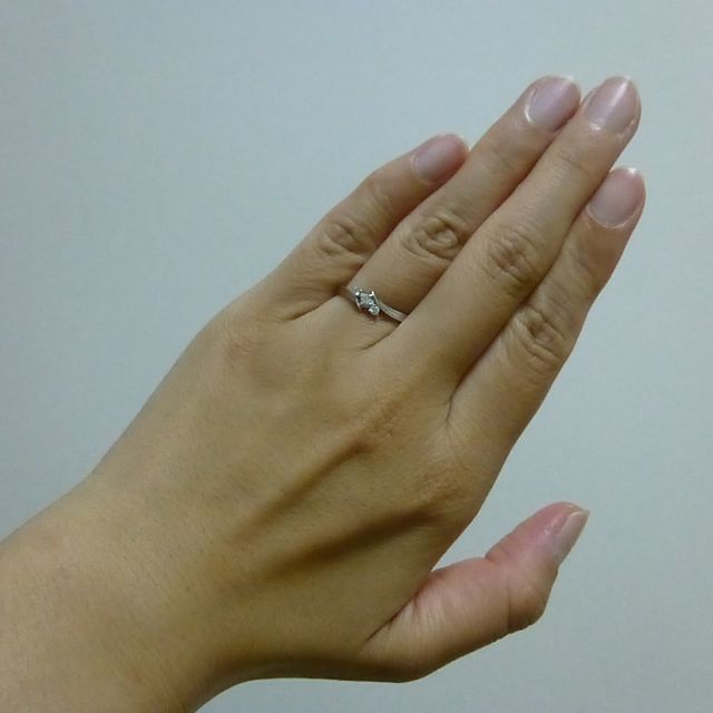 【4℃ BRIDAL(ヨンドシーブライダル)の口コミ】 シンプルなデザインですが、小さなダイヤモンドが３つ付いているので可愛…