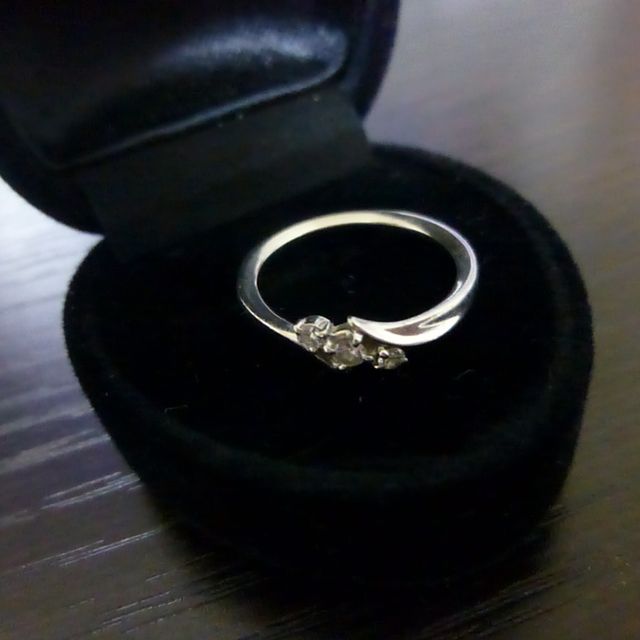 【4℃ BRIDAL(ヨンドシーブライダル)の口コミ】 シンプルなデザインですが、小さなダイヤモンドが３つ付いているので可愛…