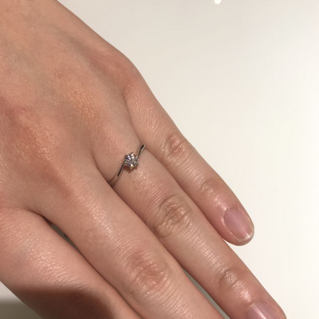 【ROYAL ASSCHER(ロイヤル・アッシャー)の口コミ】 ダイヤモンドの輝きが決め手となりました。
他のブランドの商品に比べて、…