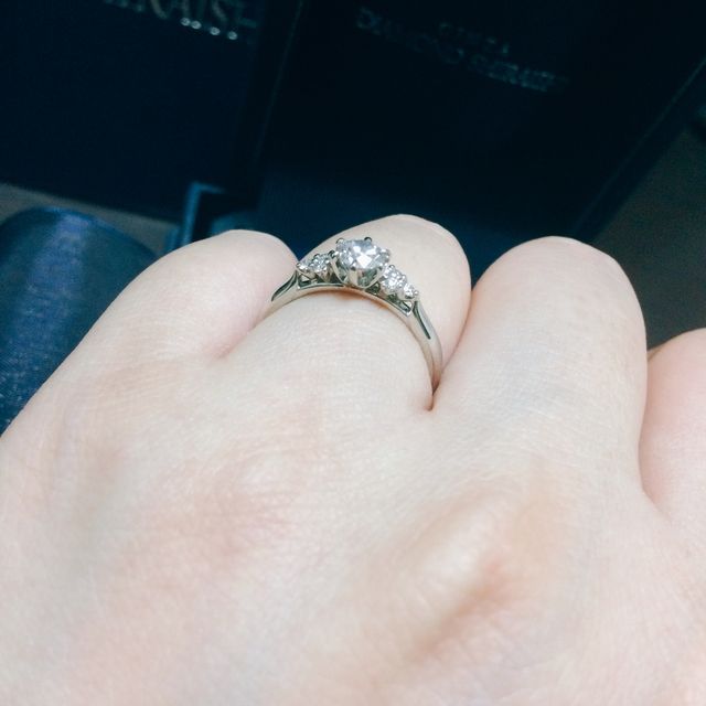 【銀座ダイヤモンドシライシの口コミ】 デザインとダイヤ大きさ＆輝きに心惹かれました。
両サイドに3つずつ小さ…