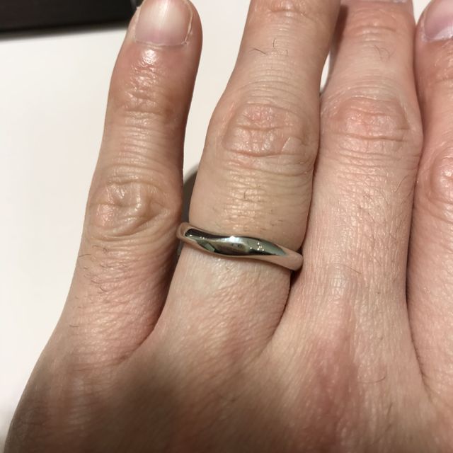 【TRECENTI(トレセンテ)の口コミ】 素材はプラチナで、とてもしっかりとした造りになっています。
幅は太めで…