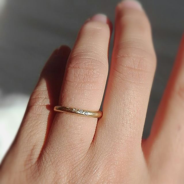 【agete(アガット)の口コミ】 主人と私はどちらかというと肌が色黒寄りなので、シルバーよりゴールドの…