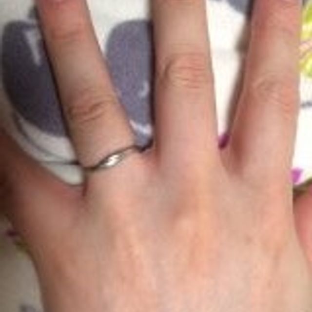 【4℃ BRIDAL(ヨンドシーブライダル)の口コミ】 シンプルだけれども少しデザイン性があるものが欲しいと思っていました。
…