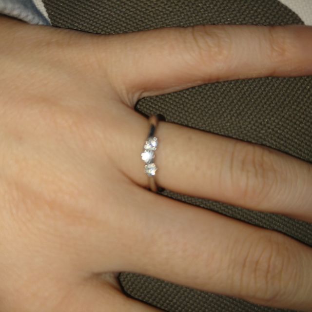 【銀座ダイヤモンドシライシの口コミ】 キラキラしている、値段も手頃が決め手でした。
ダイヤモンドは、埋め込み…