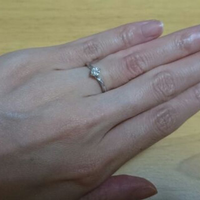 【俄(にわか)の口コミ】 繊細なデザインと、中央のダイヤモンドの輝きがとても美しい。ダイヤモン…