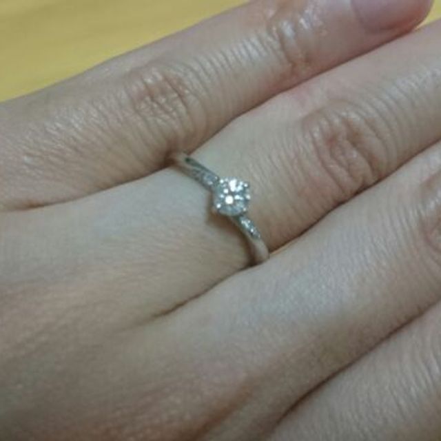 【俄(にわか)の口コミ】 繊細なデザインと、中央のダイヤモンドの輝きがとても美しい。ダイヤモン…