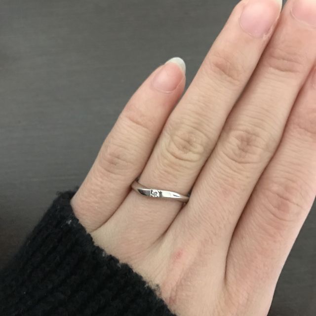 【4℃ BRIDAL(ヨンドシーブライダル)の口コミ】 ダイヤがひとつ付いていて、女性らしいデザインのものが欲しかったので、…