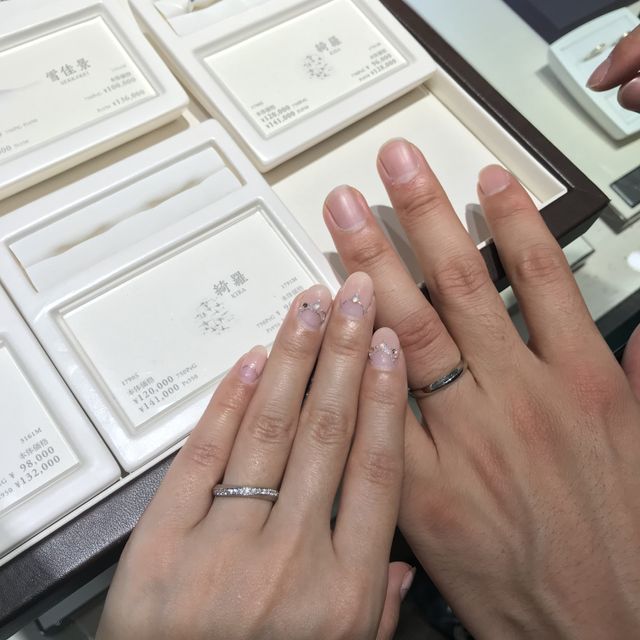 【銀座ダイヤモンドシライシの口コミ】 結婚指輪は、私はダイヤが並んでいるもの、彼はシンプルなもので探してい…