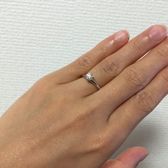 【ティファニー(Tiffany & Co.)の口コミ】 まさにエンゲージリングの王道といえるデザインで、ダイヤの位置が高く指…