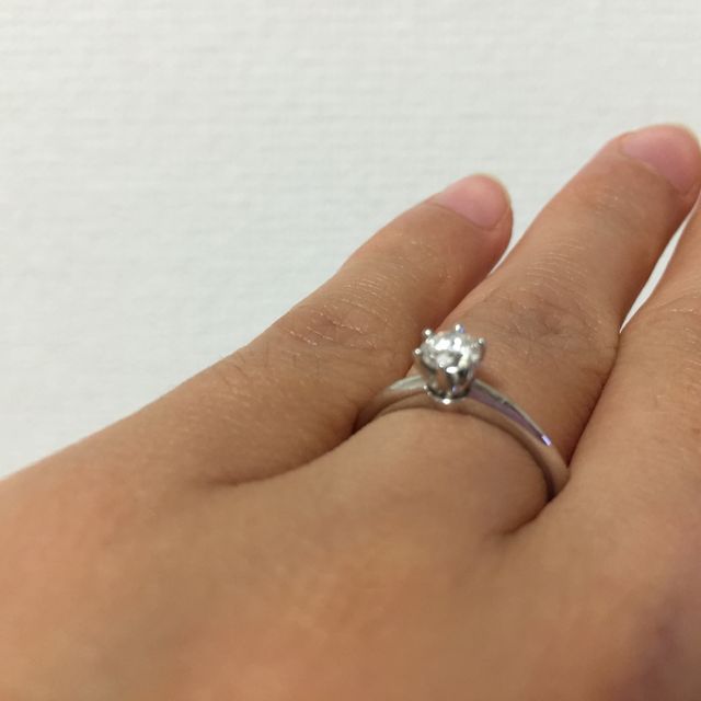 【ティファニー(Tiffany & Co.)の口コミ】 まさにエンゲージリングの王道といえるデザインで、ダイヤの位置が高く指…