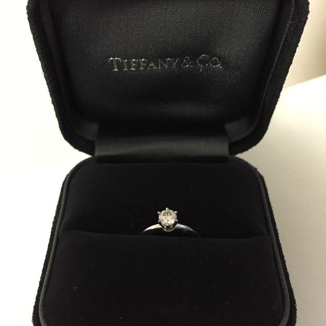 【ティファニー(Tiffany & Co.)の口コミ】 まさにエンゲージリングの王道といえるデザインで、ダイヤの位置が高く指…