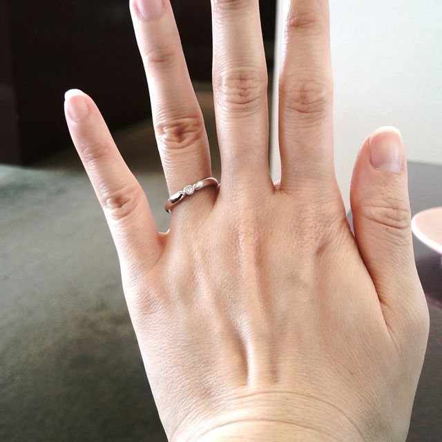 【JEWELRY  KAMATA(ジュエリーかまた)の口コミ】 シンプルなデザインのリングです。金属部分の縁が丸みを帯びているのでス…