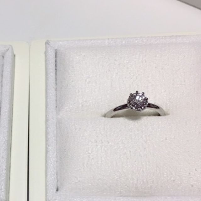 【LUCIE(ルシエ)の口コミ】 ダイヤを止める爪の数が通常より多く8本のため、丸くころんとした可愛いリ…